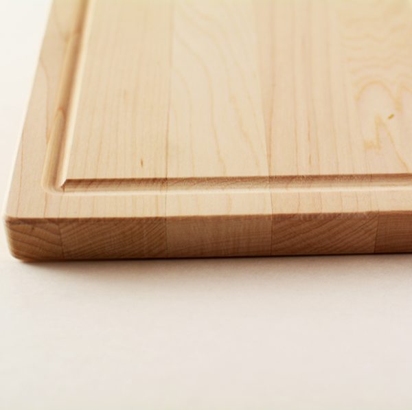 Bar cutting board with full juice groove on the four edges in maple hardwood